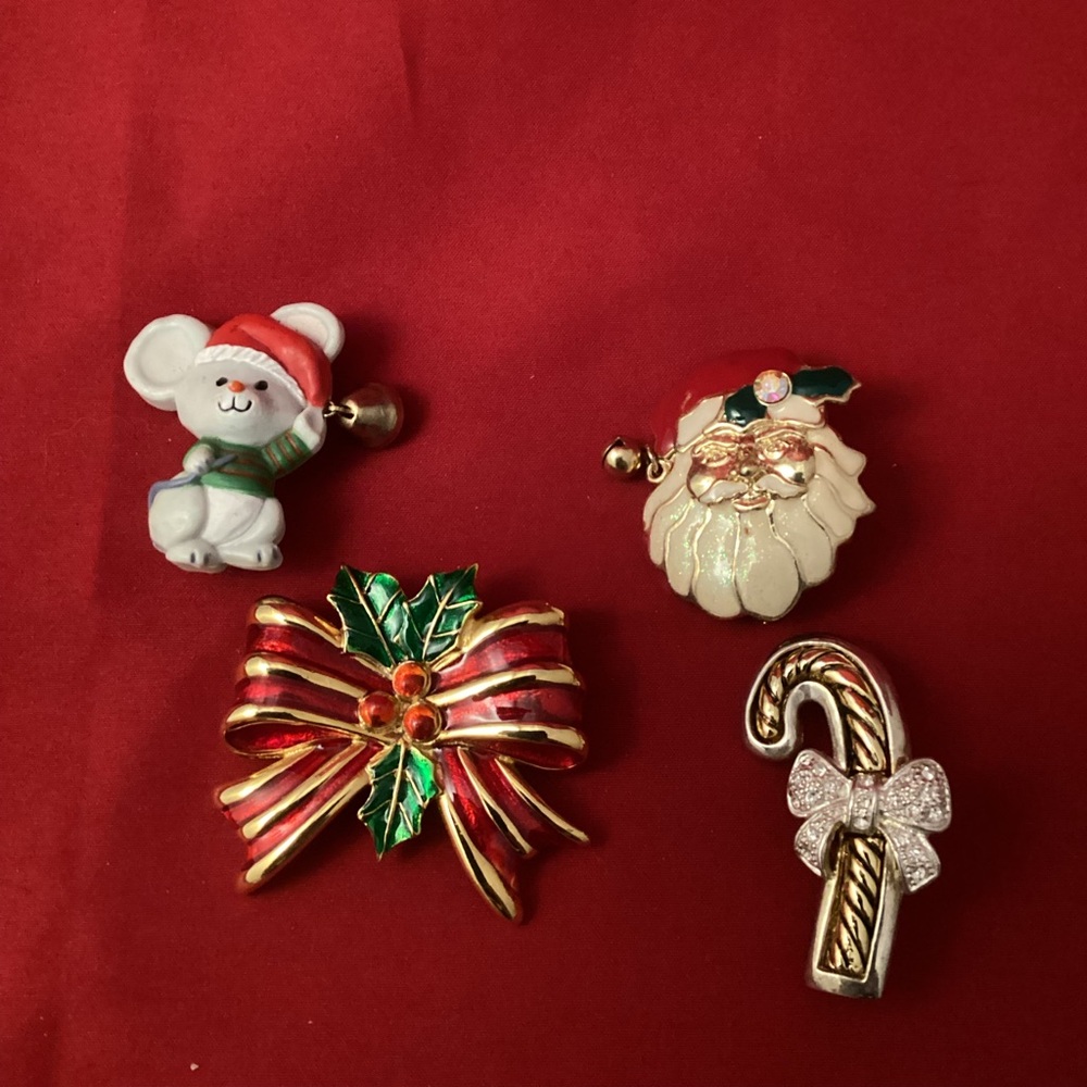 4 Christmas themed brooches lot